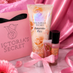 Подаръчен Комплект Лосион⭐Amaretto Fizz⭐&Спрей за тяло Velvet petals брокат § Гланц за устни & Торбичка